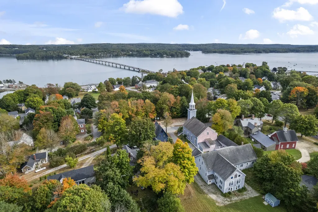 14 Hodge Street Wiscasset ME 04578