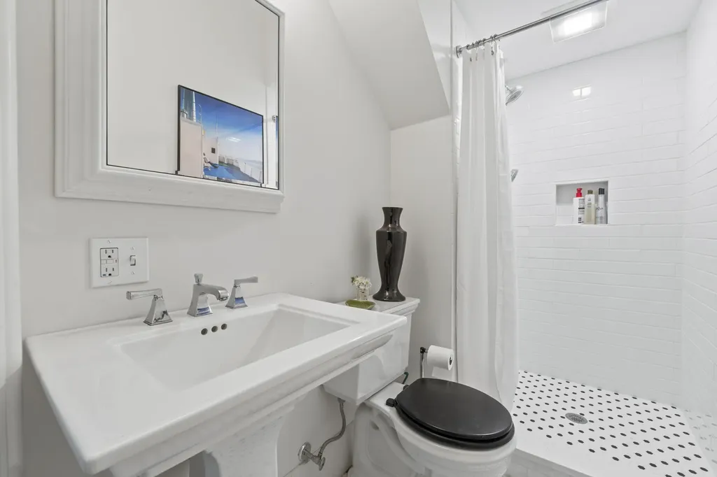14 Hodge Street Wiscasset ME 04578