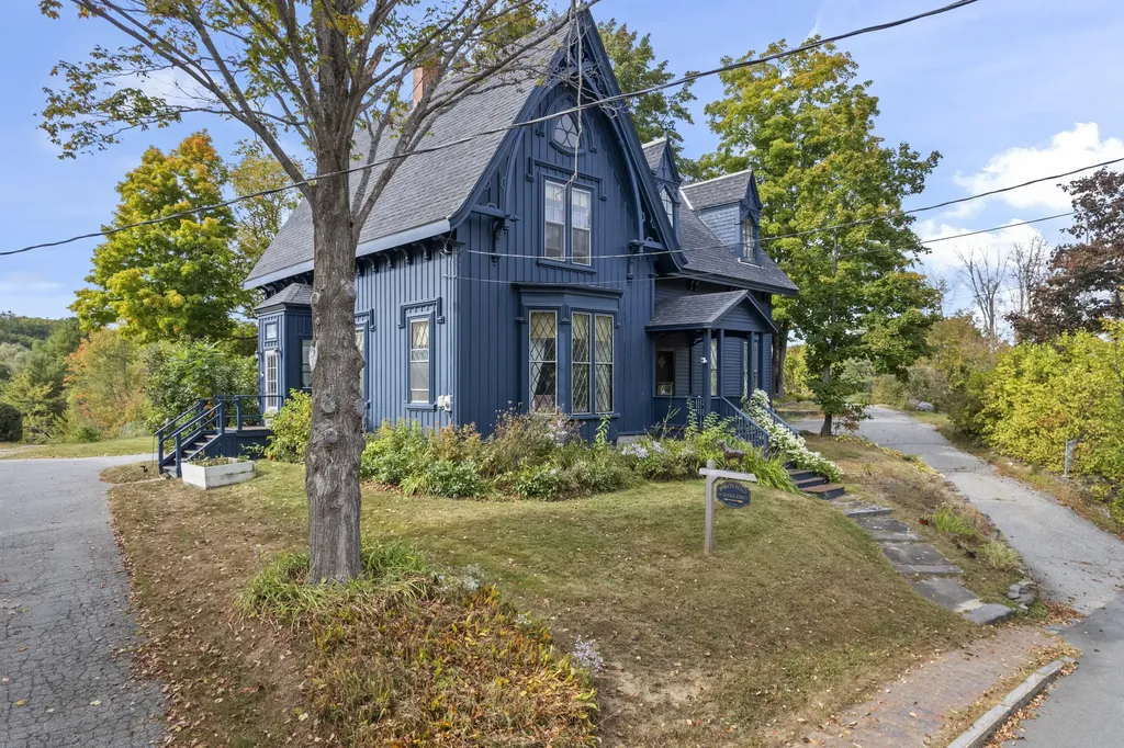 14 Hodge Street Wiscasset ME 04578