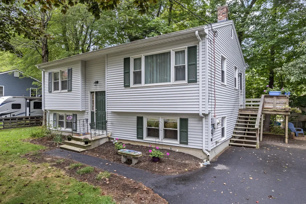 5 Carolyn Street Topsham ME 04086