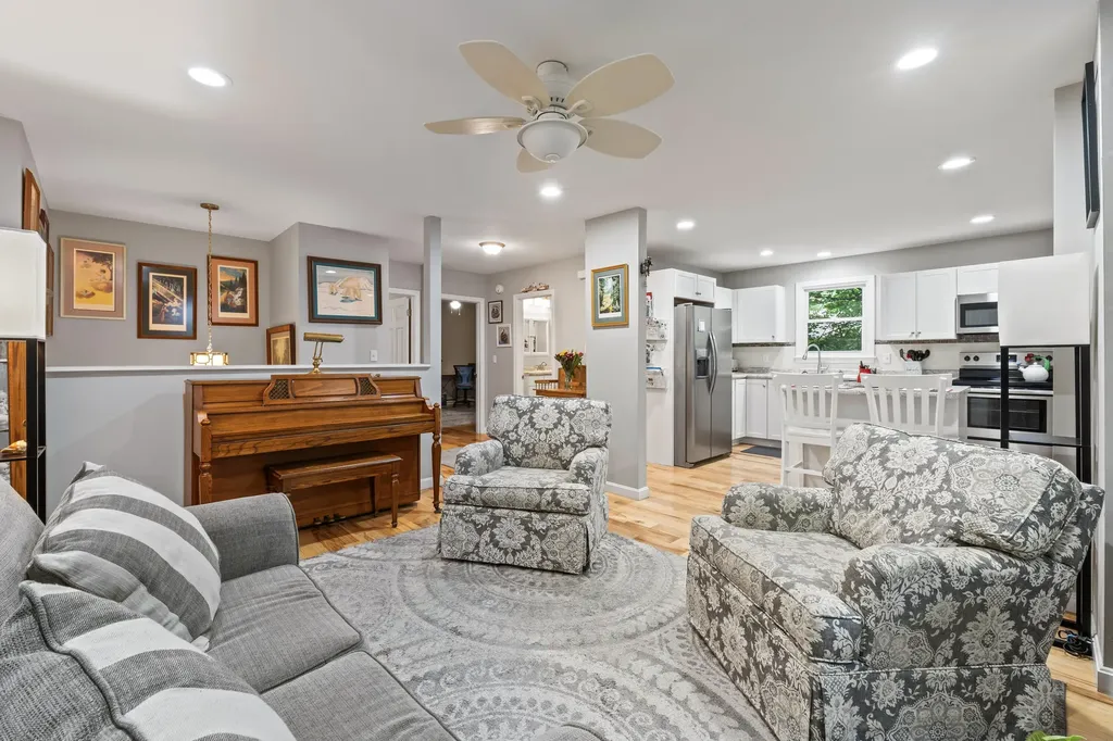 5 Carolyn Street Topsham ME 04086