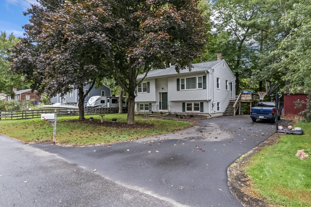 5 Carolyn Street Topsham ME 04086