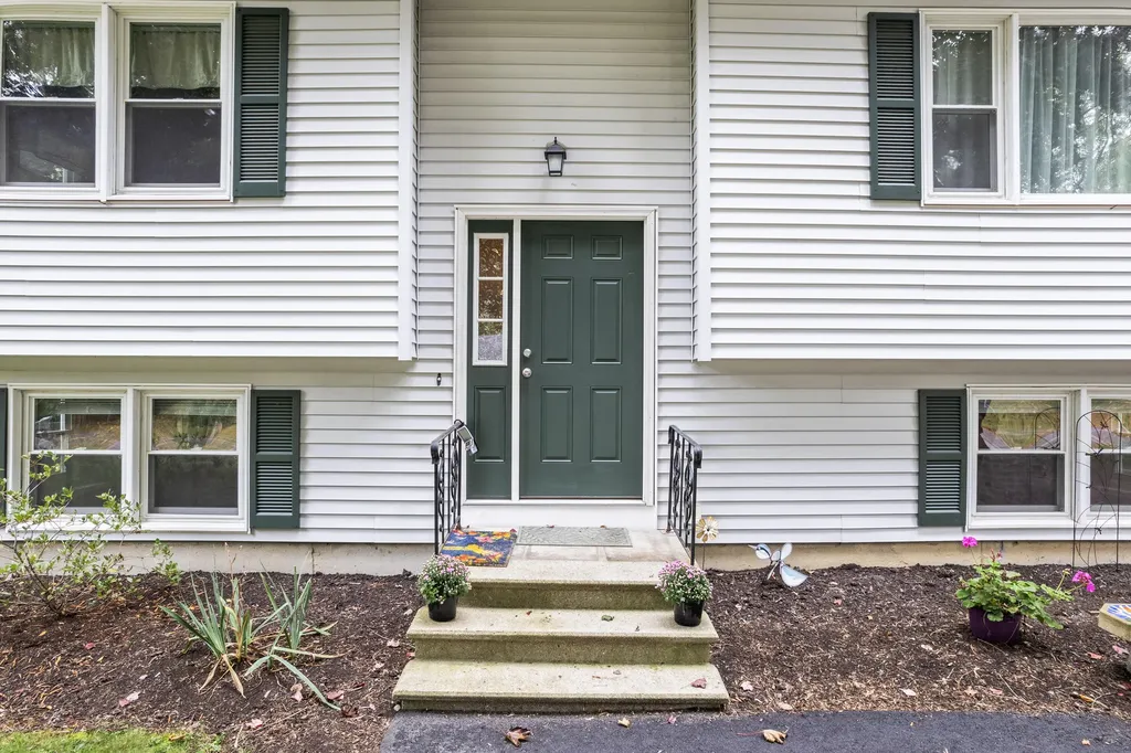 5 Carolyn Street Topsham ME 04086