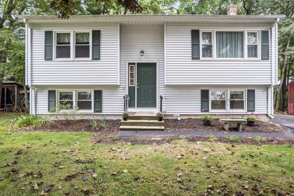 5 Carolyn Street Topsham ME 04086