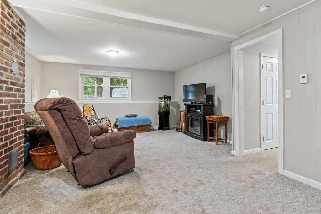 5 Carolyn Street Topsham ME 04086