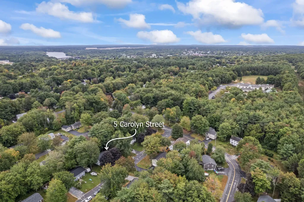 5 Carolyn Street Topsham ME 04086