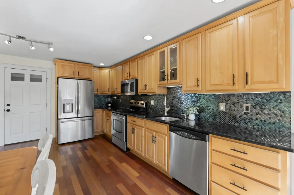 5 Hillside Place Boothbay ME 04537