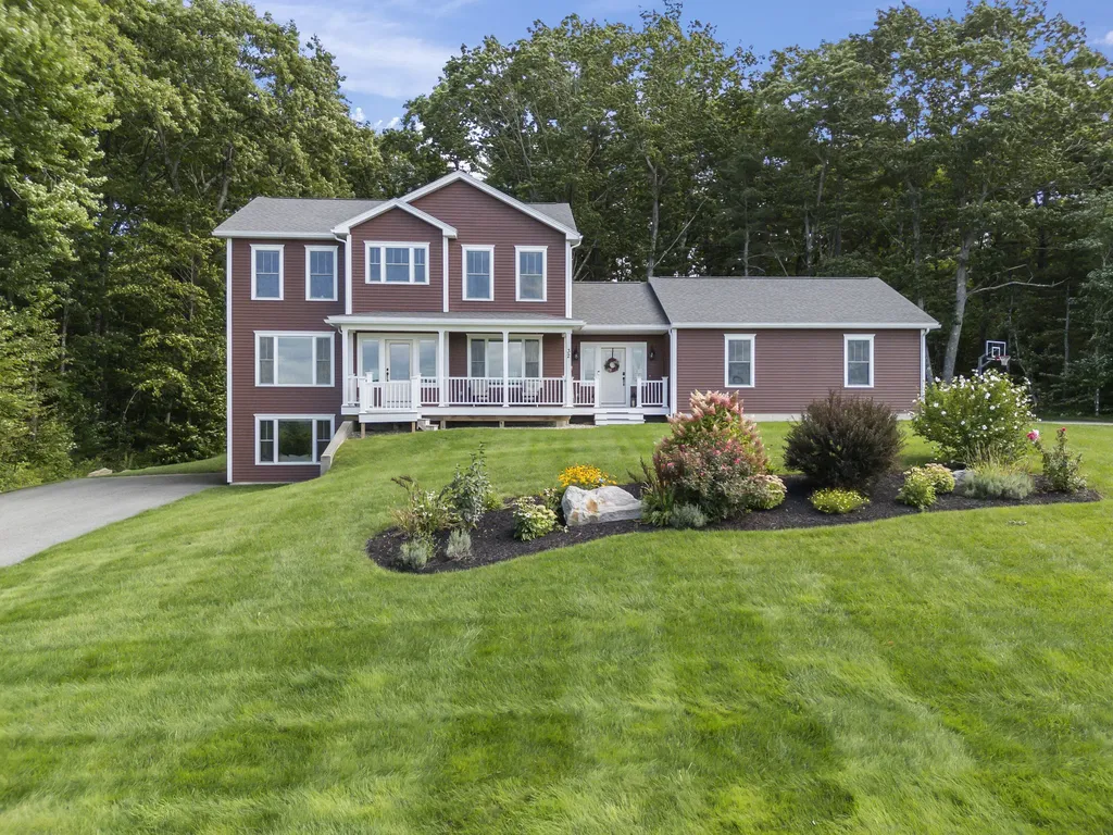 32 Woodbury Road Auburn ME 04210