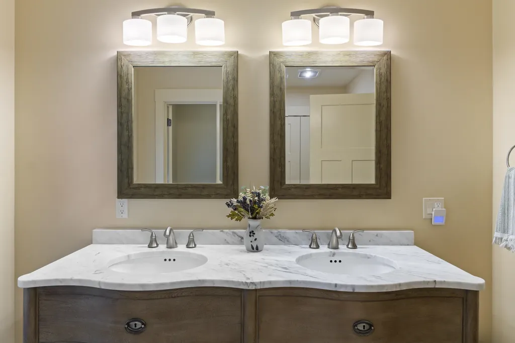 32 Woodbury Road Auburn ME 04210