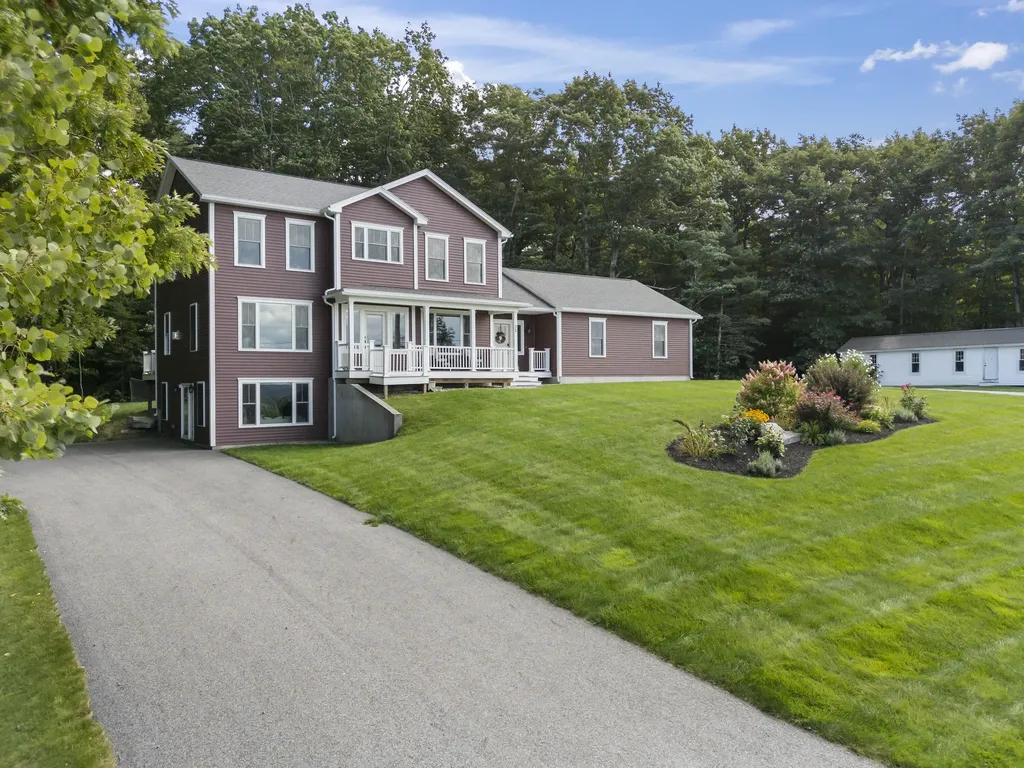 32 Woodbury Road Auburn ME 04210