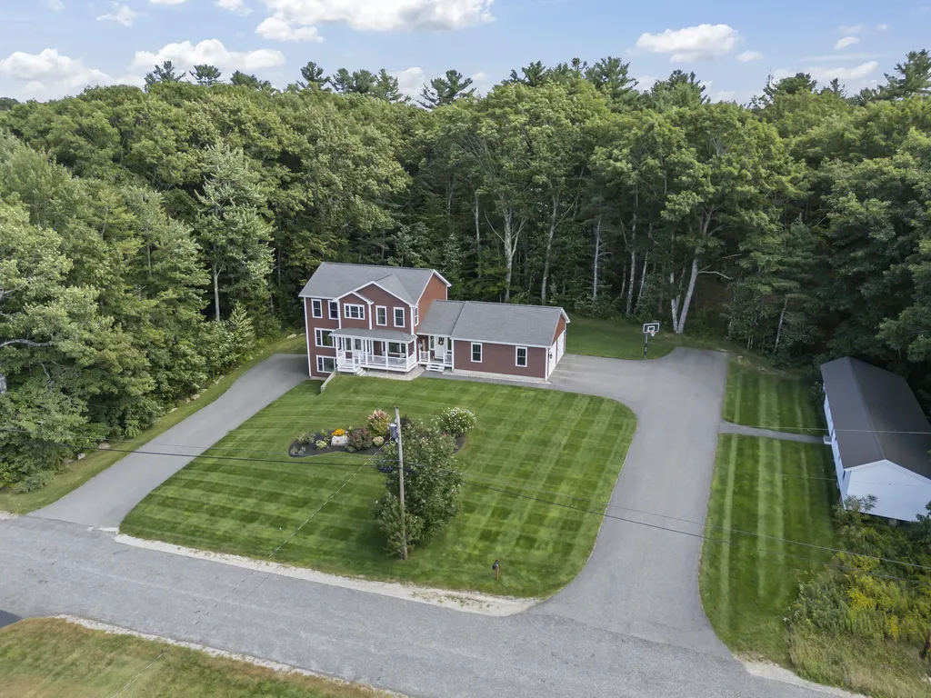 32 Woodbury Road Auburn ME 04210