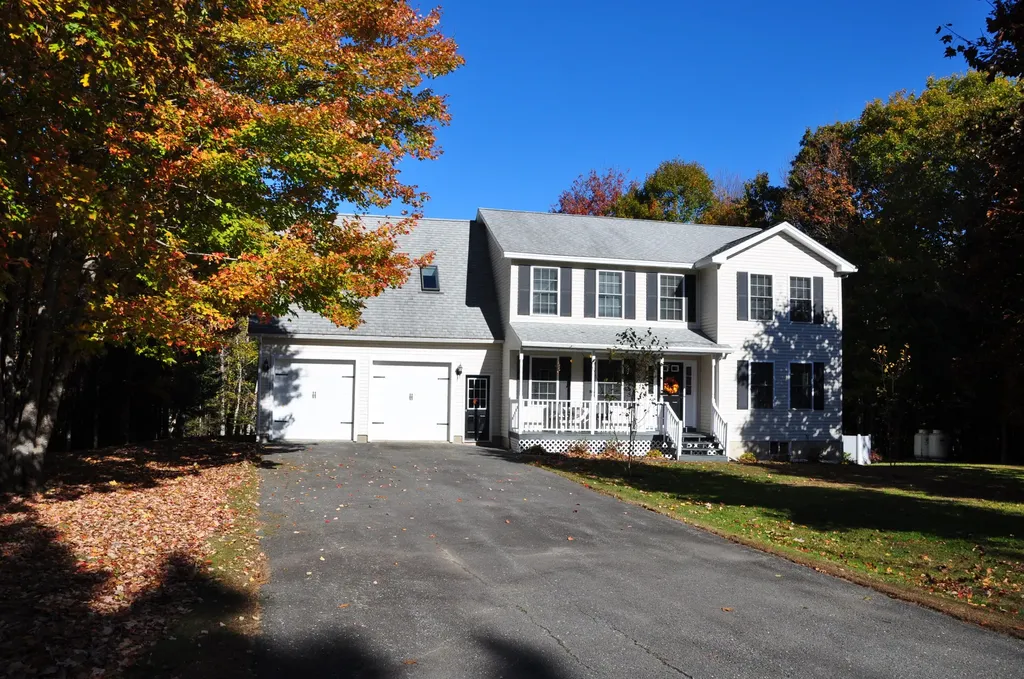 29 Vista Ridge Glenburn ME 04401