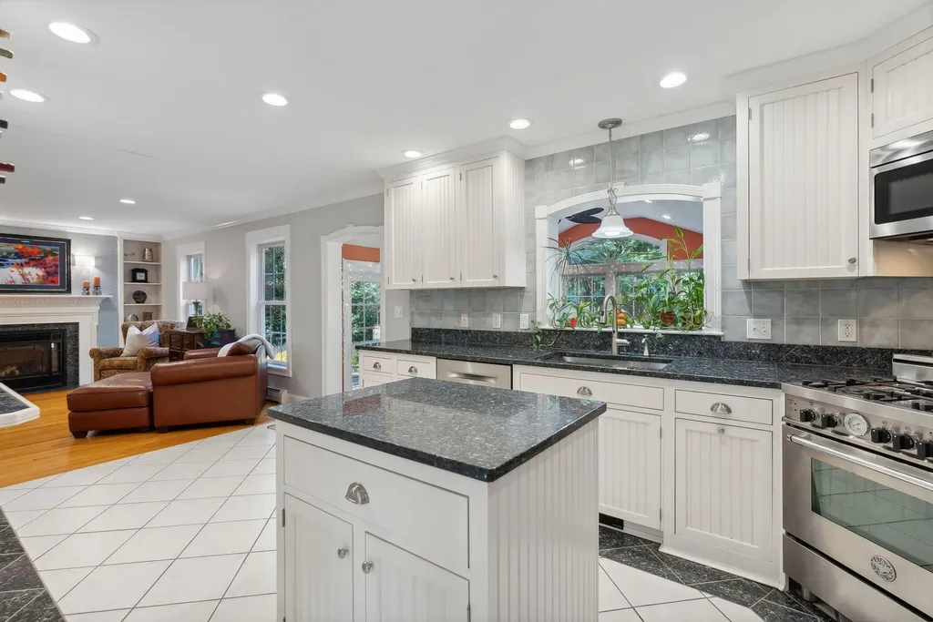 18 Saratoga Lane Scarborough ME 04074