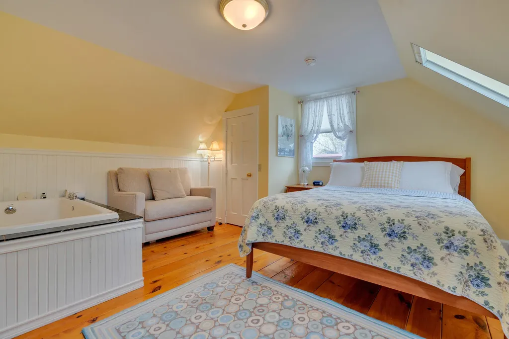 11 Holbrook Street Freeport ME 04032