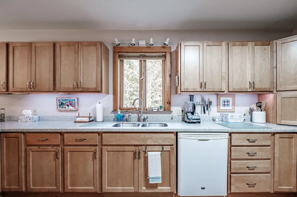 48 Bear Way Norway ME 04268