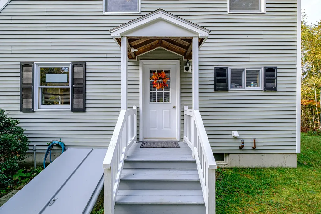 48 Bear Way Norway ME 04268