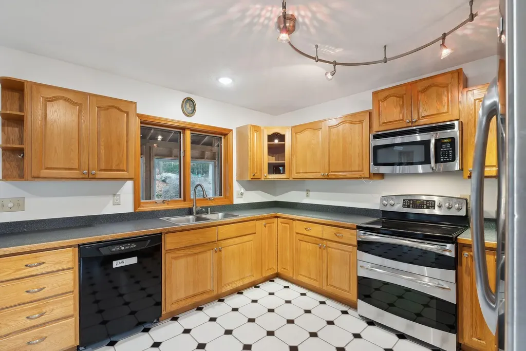 16 River View Drive Naples ME 04055
