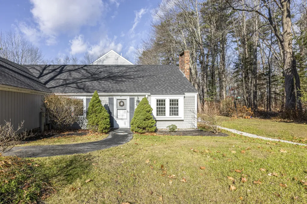 41 Colonial Village Falmouth ME 04105
