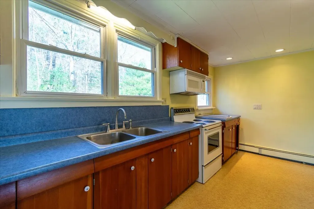 560 Belfast Road Camden ME 04843