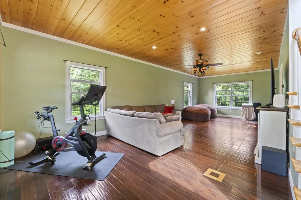 25 Amos Court Lewiston ME 04240
