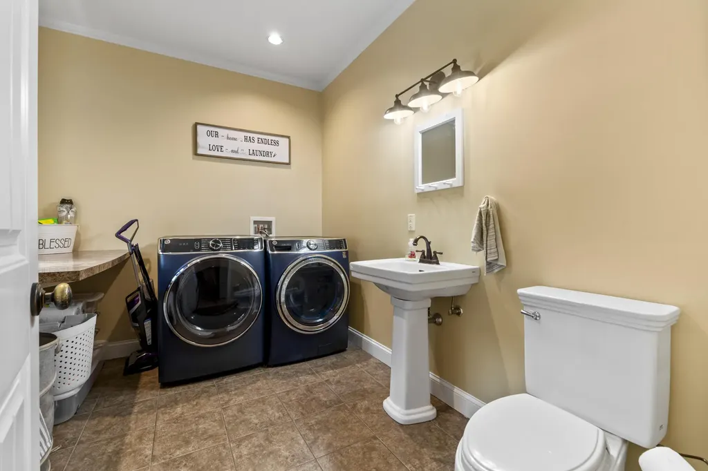 25 Amos Court Lewiston ME 04240