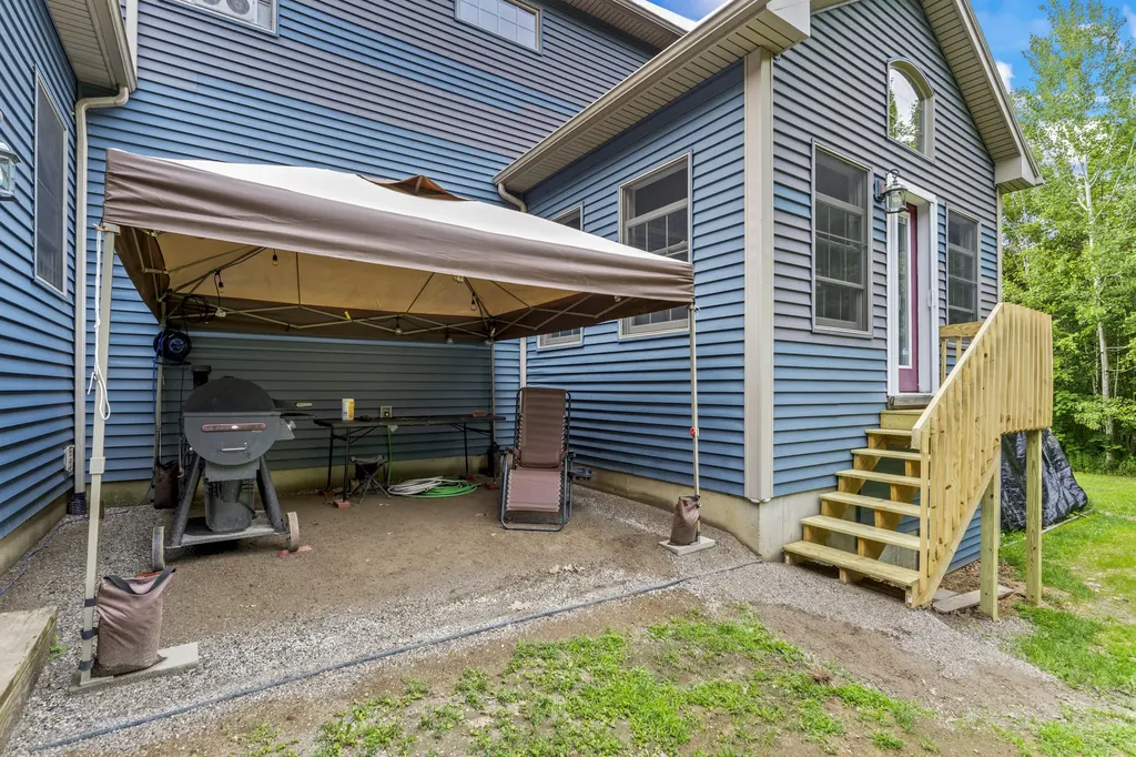 25 Amos Court Lewiston ME 04240