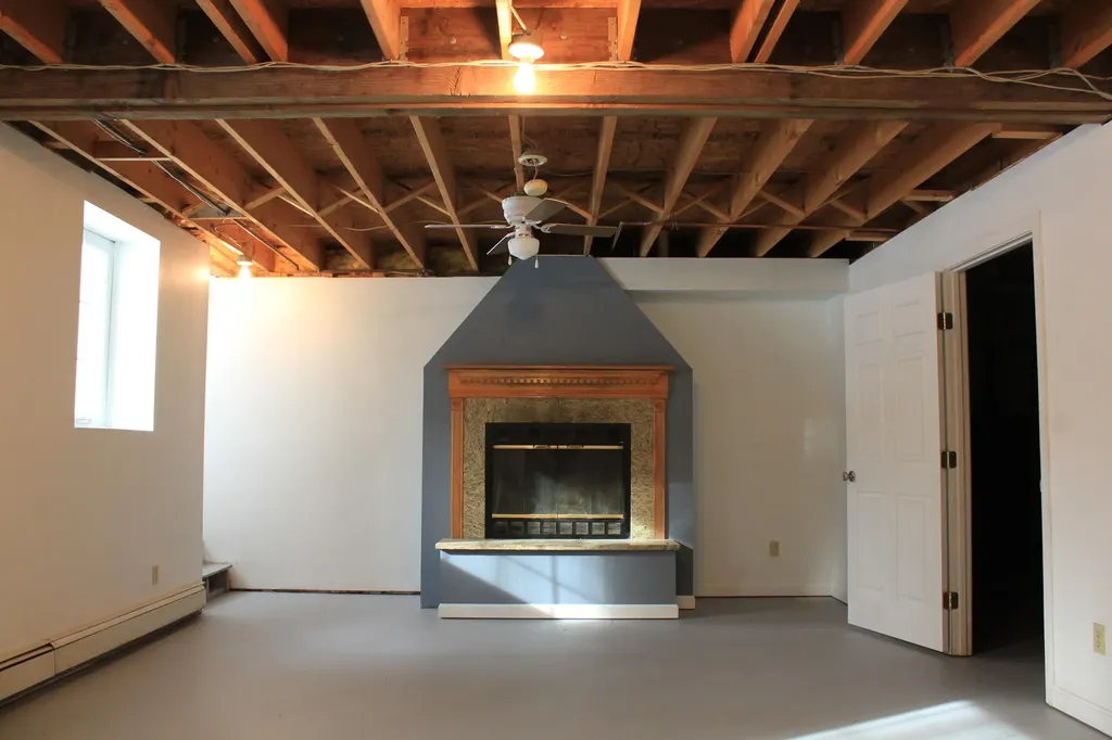 80 Spiller Hill Road Raymond ME 04071