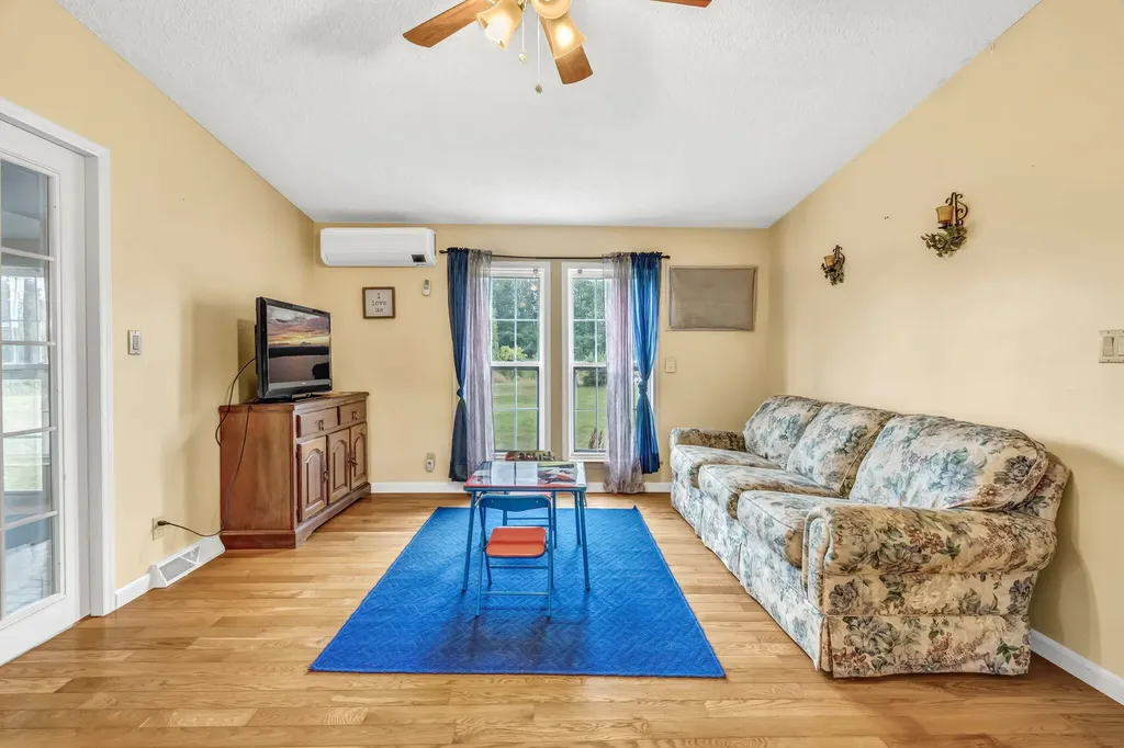4 Chestnut Lane Levant ME 04456