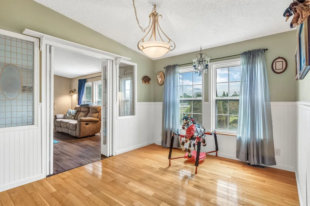 4 Chestnut Lane Levant ME 04456