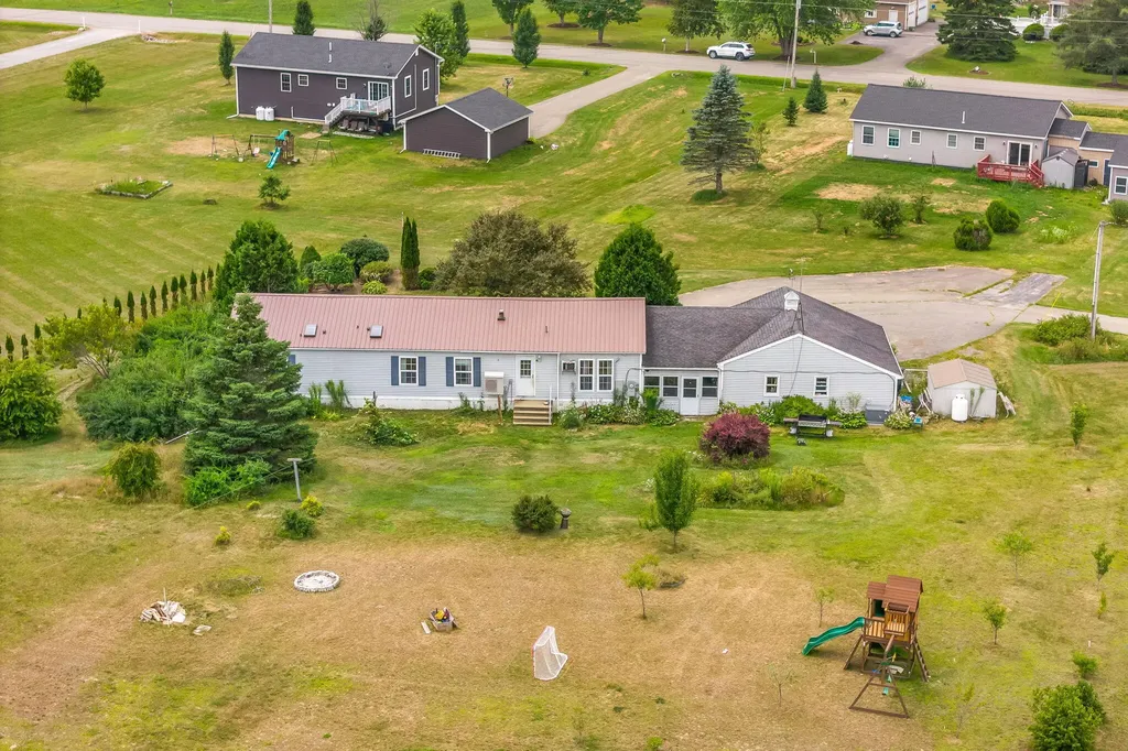 4 Chestnut Lane Levant ME 04456