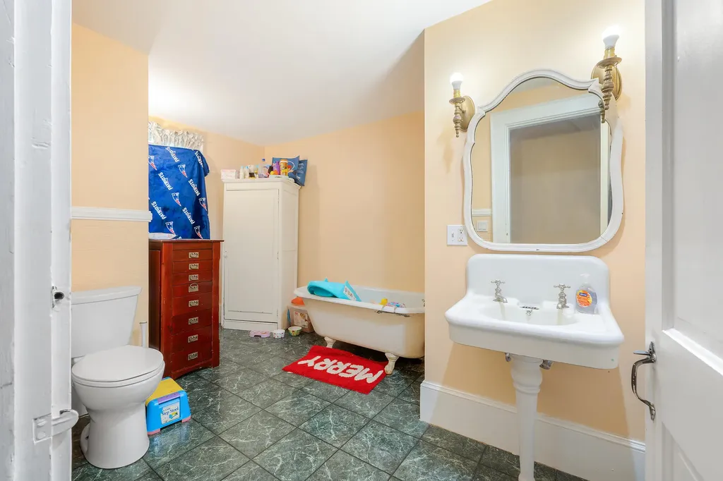 83 Bath Road Wiscasset ME 04578