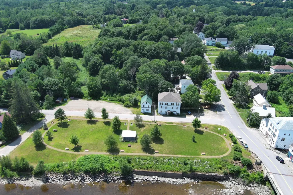 17 4 Rod Road Warren ME 04864