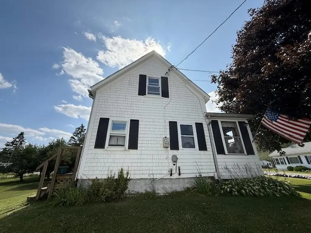 10 Palm Street Baileyville ME 04694