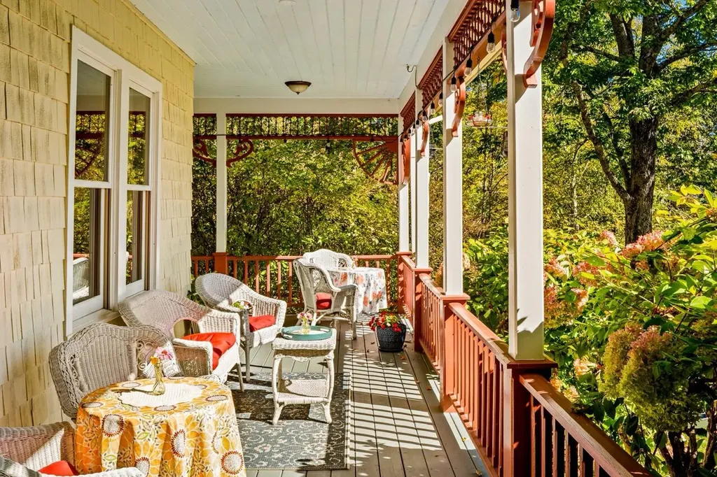 33 Sea View Drive Lincolnville ME 04849