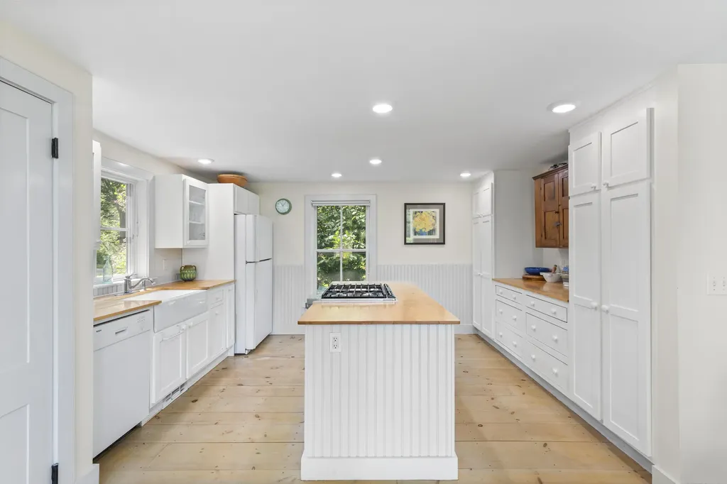 15 Doshen Place Penobscot ME 04476