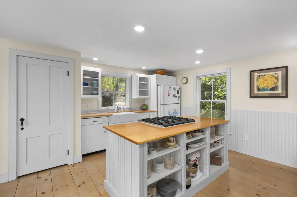 15 Doshen Place Penobscot ME 04476