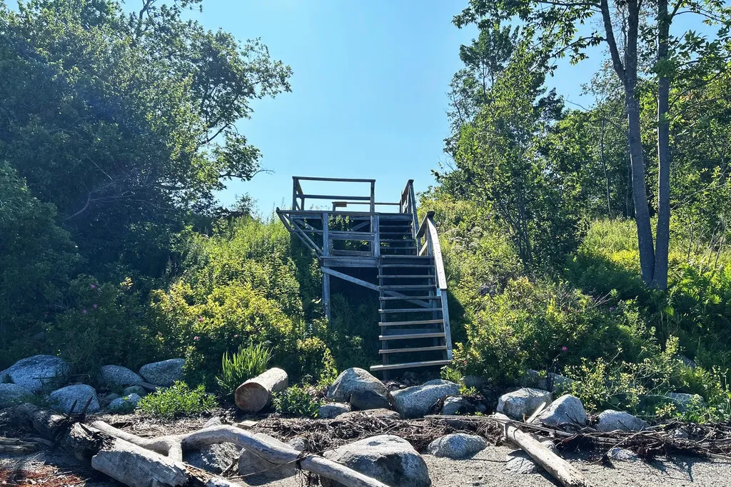 15 Doshen Place Penobscot ME 04476