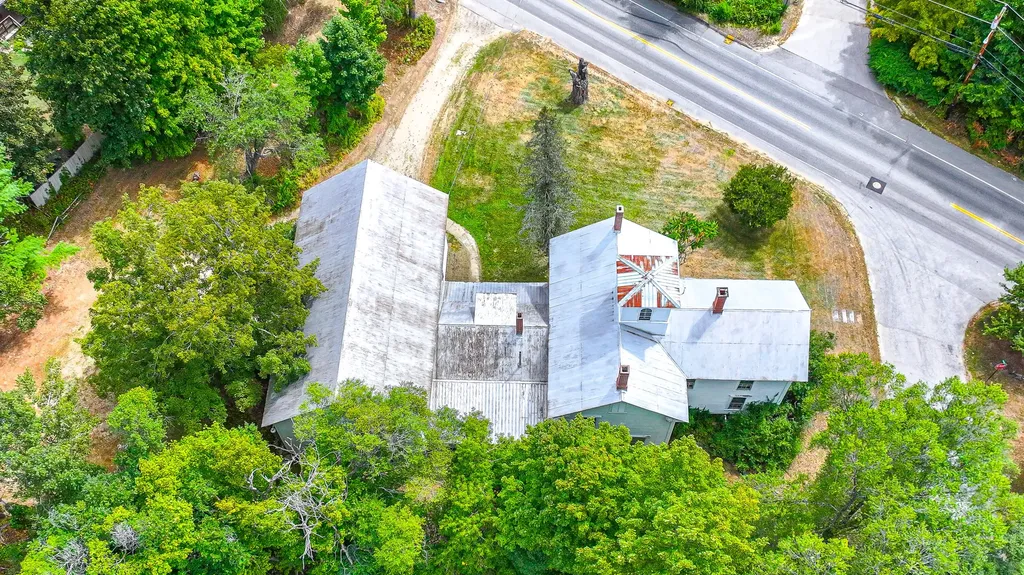 16 Buckfield Road Paris ME 04281