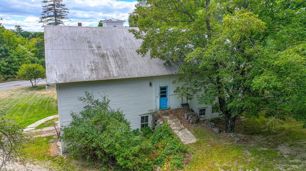 16 Buckfield Road Paris ME 04281