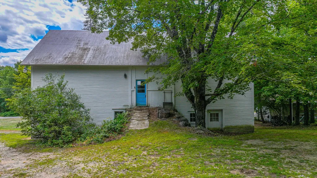 16 Buckfield Road Paris ME 04281