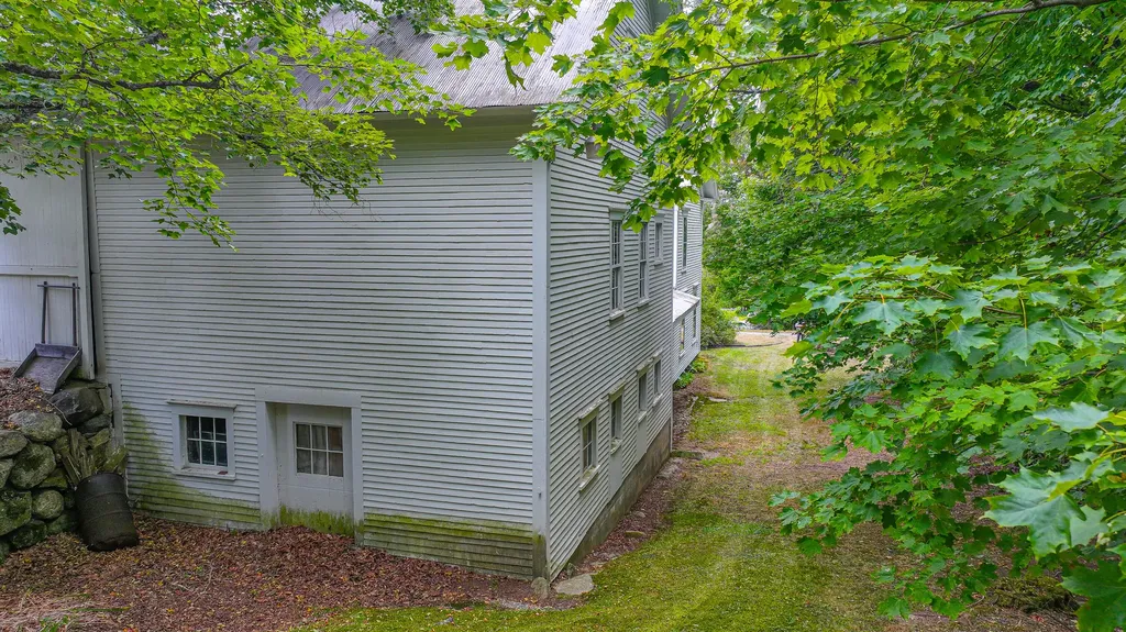 16 Buckfield Road Paris ME 04281