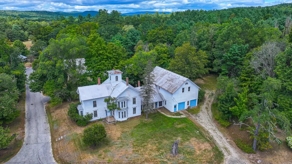 16 Buckfield Road Paris ME 04281