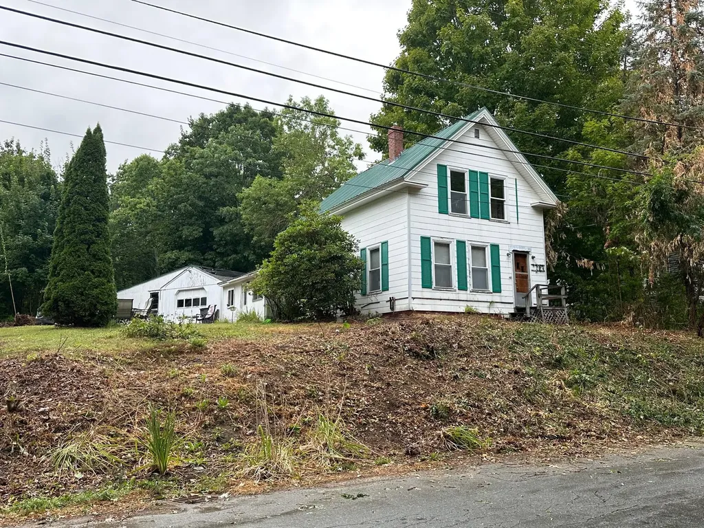 28 Oak Grove Street Veazie ME 04401
