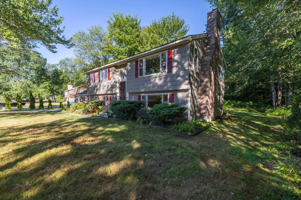 10 Somerset Place Topsham ME 04086
