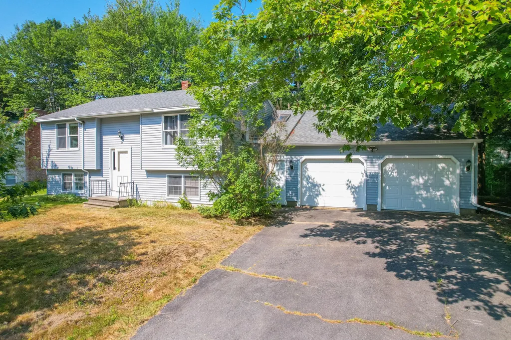14 Carolyn Street Topsham ME 04086