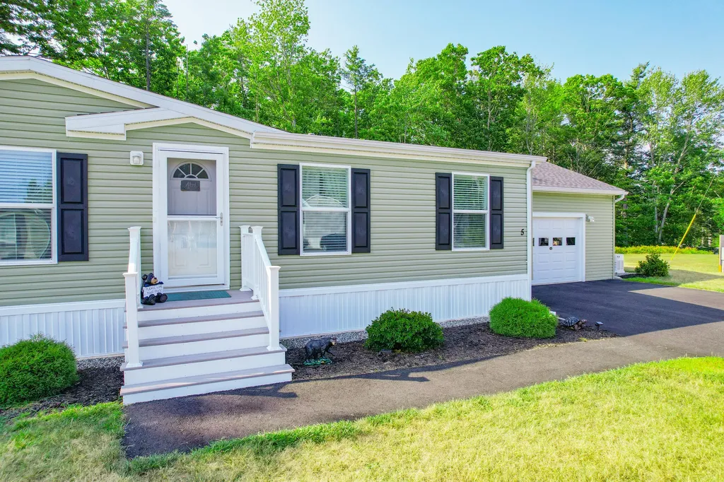 5 Trent Drive Lisbon ME 04250