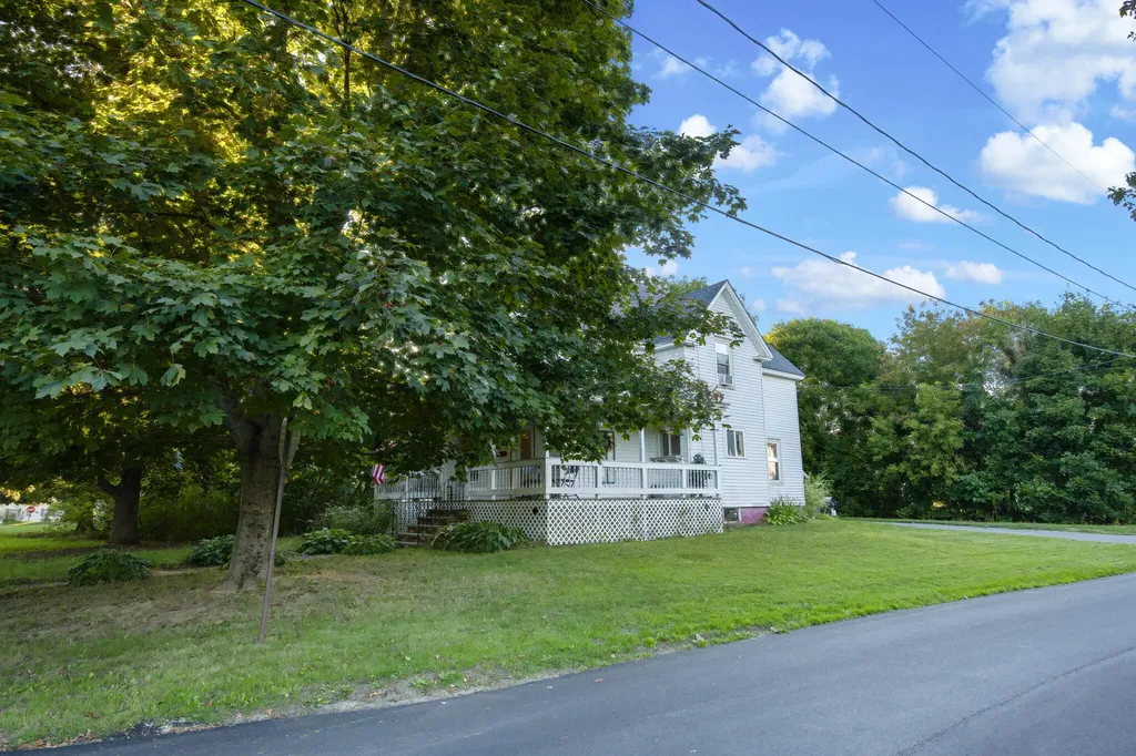 8 Grove Street Newport ME 04953