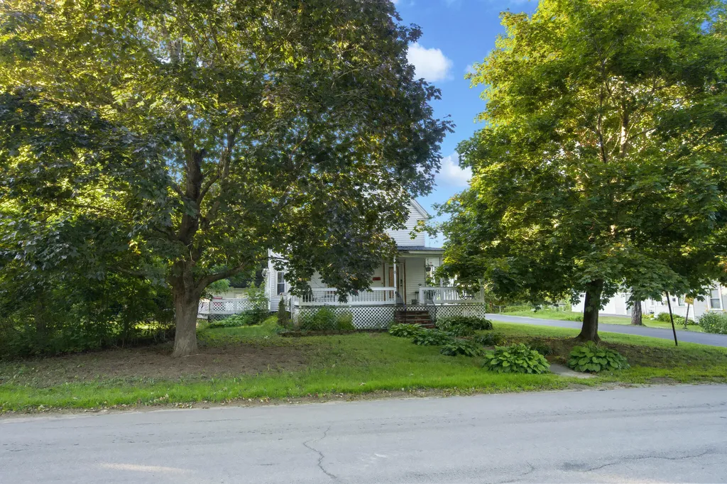 8 Grove Street Newport ME 04953
