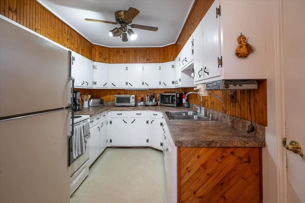 22 Sand Hill Road Wiscasset ME 04578
