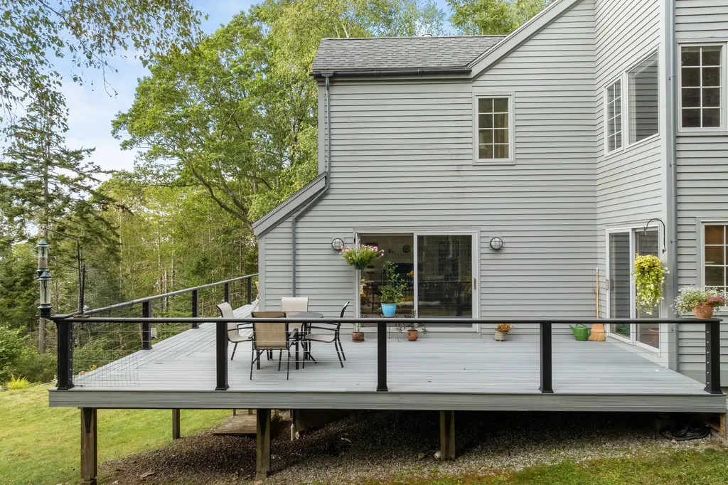 28 Orne Lane Cushing ME 04563